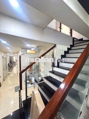 1 TRỆT 1 LẦU MẶT TIỀN QL13 ĐỐI DIỆN VẠN PHÚC CITY