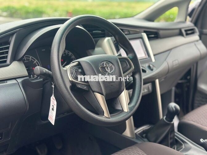 Toyota Innova 2.0E 2022 Đen Số sàn
