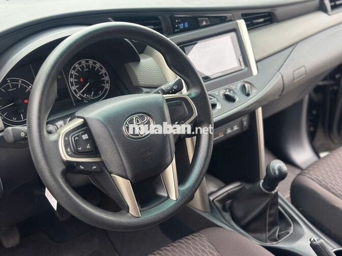 Toyota Innova 2.0E 2022 Đen Số sàn