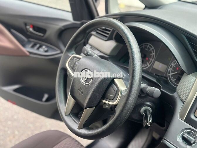 Toyota Innova 2.0E 2022 Đen Số sàn