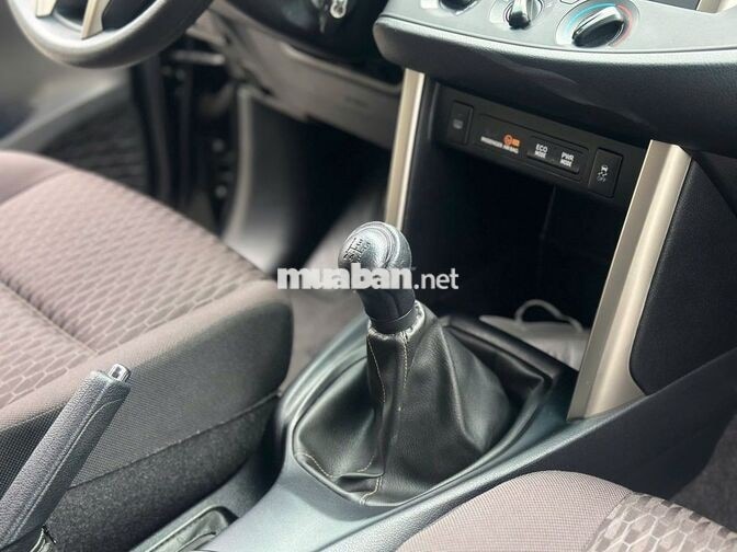 Toyota Innova 2.0E 2022 Đen Số sàn