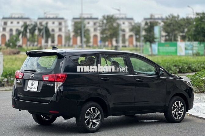 Toyota Innova 2.0E 2022 Đen Số sàn