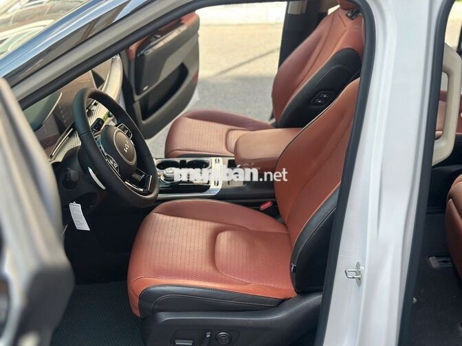 Kia Carnival Signature 2023 Trắng 24.000km