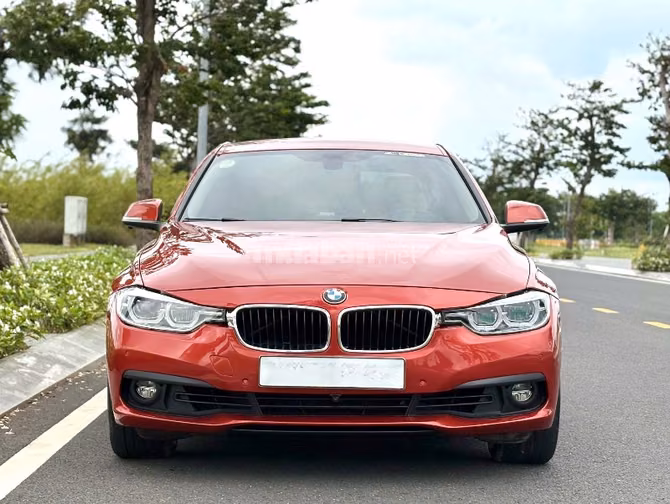 Bán xe BMW 320i LCi màu cam cà rốt, sản xuất 2018, xe mới đẹp