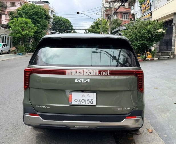 Kia Carnival Signature 2025 Xanh rêu 30000 km