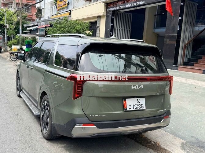 Kia Carnival Signature 2025 Xanh rêu 30000 km