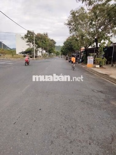 *** Lô 3 mặt tiền 82m2 , cách khu đô thi SUN GOUP  chưa tới 2km. 