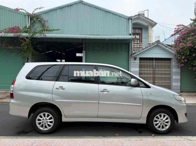 Toyota Innova E 2013 Số sàn Bạc 7 chỗ