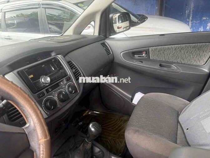 Toyota Innova E 2013 Số sàn Bạc 7 chỗ