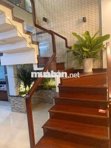 CHO THUÊ NHÀ 3 TẦNG MẶT TIỀN GẦN ĐẠI HỌC NGOẠI NGỮ