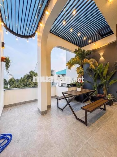 Nhà 1 trệt 2 lầu cao cấp mới 100% , vị trí đẹp thoáng mát