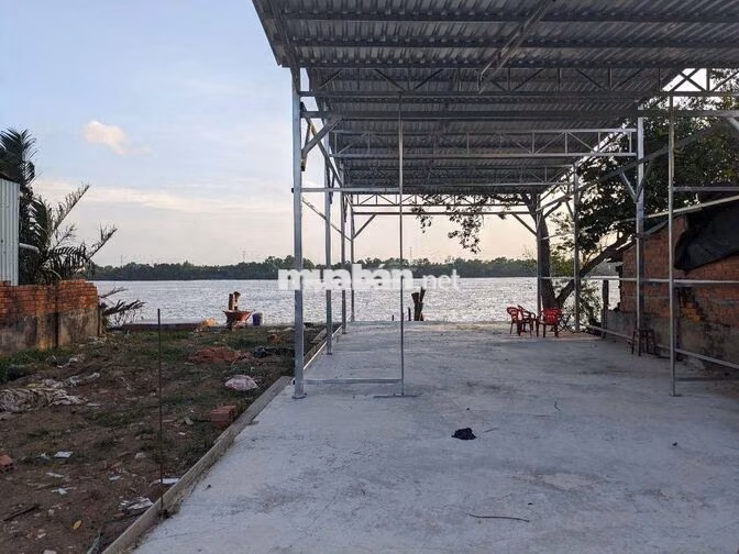 Cho thuê mặt bằng 2 mặt tiền , giáp đường và sông, có nhà tiền chế