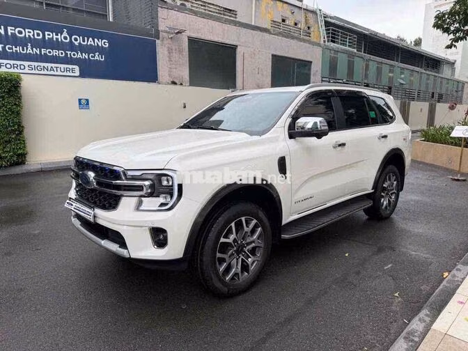 Ford Everest Titanium 4x2 2025 Trắng 15.000 km