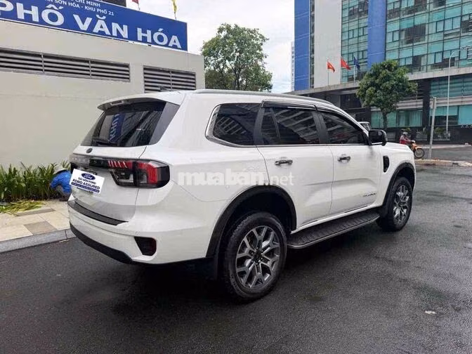 Ford Everest Titanium 4x2 2025 Trắng 15.000 km