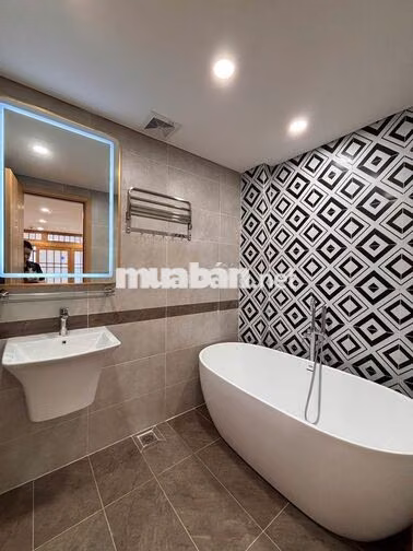 HOT!! 2N2WC Lạc Long Quân, full đồ cao cấp, gần Hồ Tây, ô tô đỗ cửa