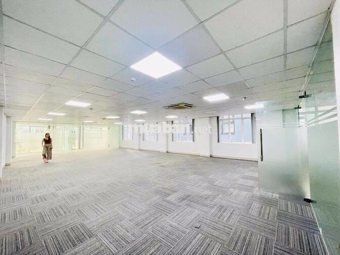 Chính chủ cho thuê văn phòng tại Lê Văn Lương 180m2 giá 35t cực rẻ
