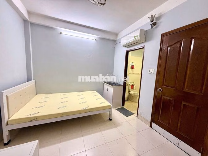 Trọ có máy lạnh, máy nước nóng, tủ bếp