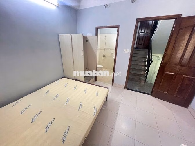 Trọ có máy lạnh, máy nước nóng, tủ bếp