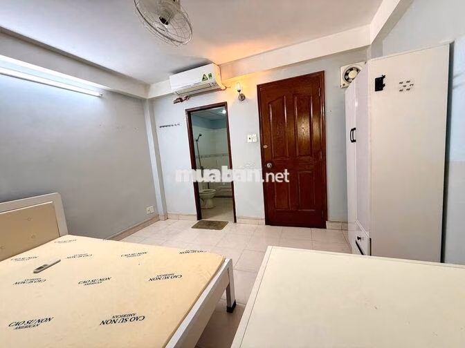Trọ có máy lạnh, máy nước nóng, tủ bếp