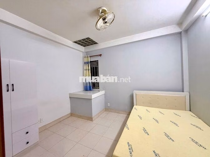 Trọ có máy lạnh, máy nước nóng, tủ bếp