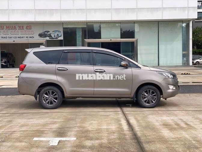 Toyota Innova 2.0G 2018 Đồng ánh kim 110.000km