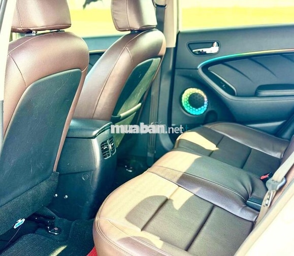 Kia K3 5 chỗ màu Trắng lên 100 triệu đồ chơi