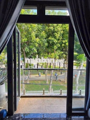 CHO THUÊ NHÀ MẶT TIỀN CÓ THANG MÁY NGAY CÔNG VIÊN LÀNG HOA