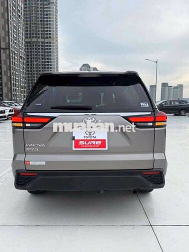 Toyota Innova Cross 2025 2.0V Đồng ánh kim