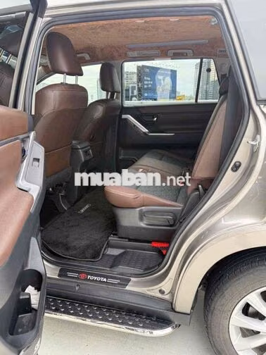 Toyota Innova Cross 2025 2.0V Đồng ánh kim