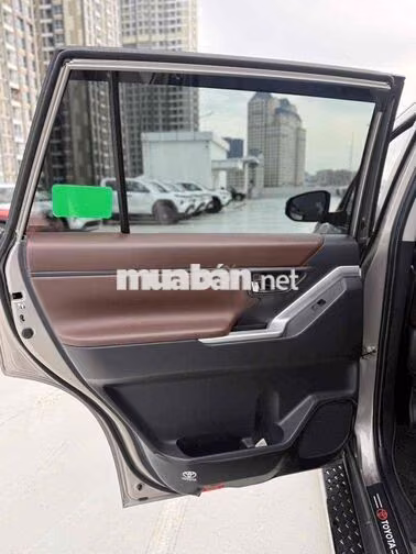 Toyota Innova Cross 2025 2.0V Đồng ánh kim