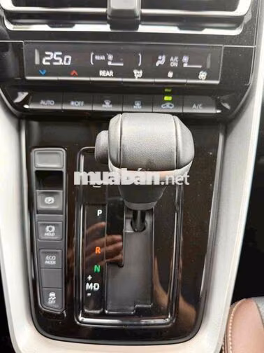 Toyota Innova Cross 2025 2.0V Đồng ánh kim