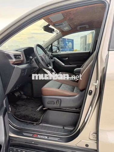 Toyota Innova Cross 2025 2.0V Đồng ánh kim