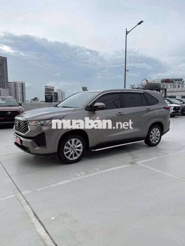 Toyota Innova Cross 2025 2.0V Đồng ánh kim