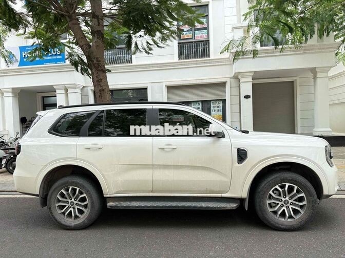 Ford Everest Ambiente 7 chỗ Tự động Trắng