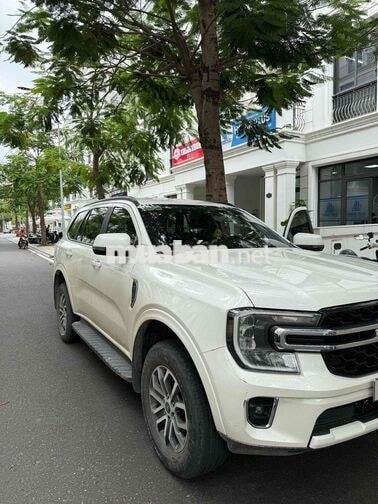 Ford Everest Ambiente 7 chỗ Tự động Trắng