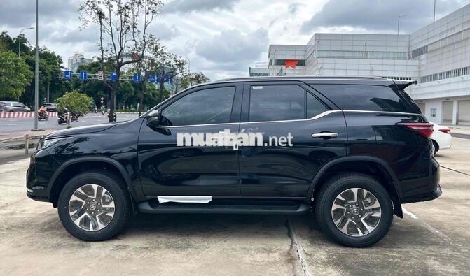Toyota Fortuner Legender 2.7 AT 4x2 Đen