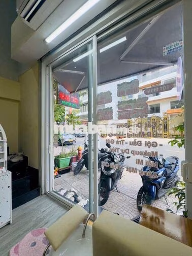 Sang tiệm nail đang hoạt động tốt đầy đủ vật tư chỉ vào làm 