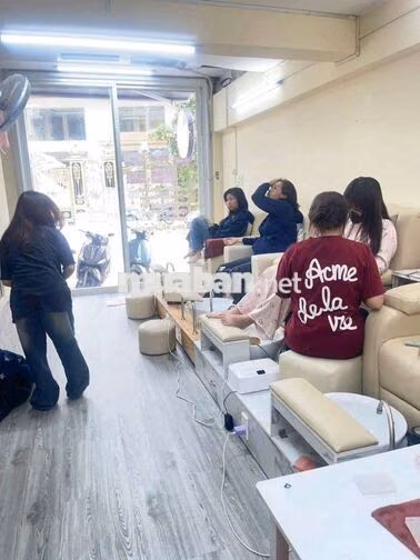 Sang tiệm nail đang hoạt động tốt đầy đủ vật tư chỉ vào làm 