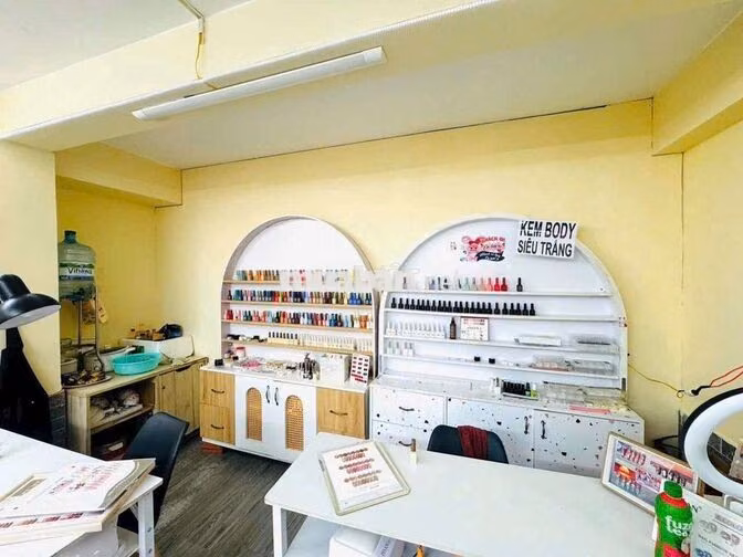 Sang tiệm nail đang hoạt động tốt đầy đủ vật tư chỉ vào làm 