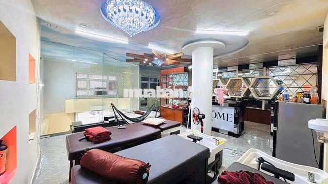Sang tiệm nail đang hoạt động tốt đầy đủ vật tư chỉ vào làm 