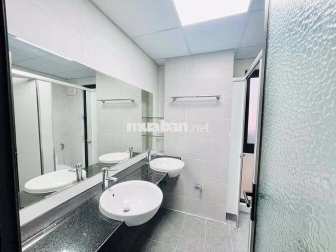 Cho thuê văn phòng tại Hoàng Cầu 130m2 giá 28t view full kính cực đẹp