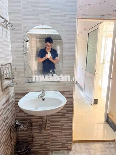 nhà nhỏ nguyên căn ngay trung tâm, đỗ được oto
