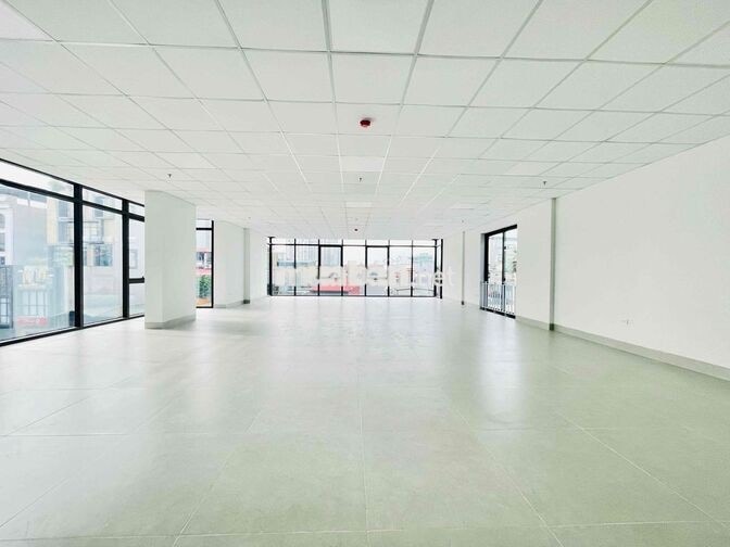 Cho thuê văn phòng tại Hoàng Cầu 130m2 giá 28t view full kính cực đẹp