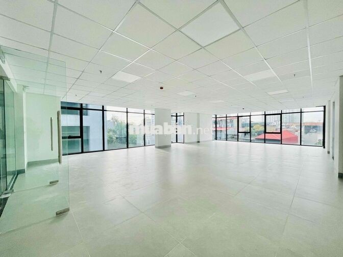 Cho thuê văn phòng tại Hoàng Cầu 130m2 giá 28t view full kính cực đẹp