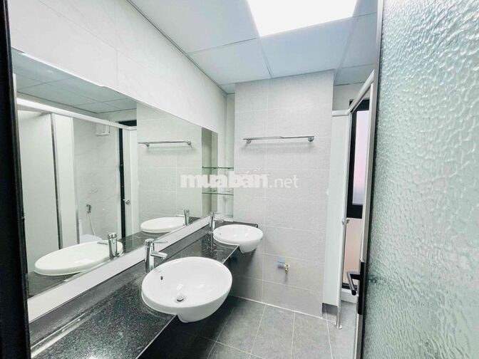 Cho thuê văn phòng tại Hoàng Cầu 130m2 giá 28t view full kính cực đẹp