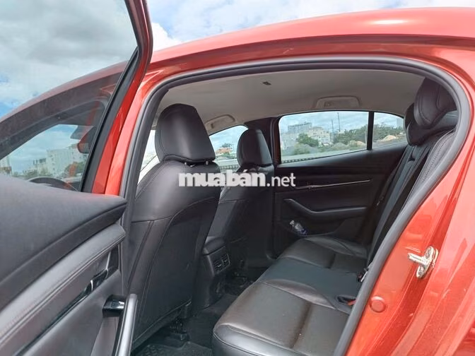 Mazda 3 Luxury 2024 màu đỏ 19.000 km