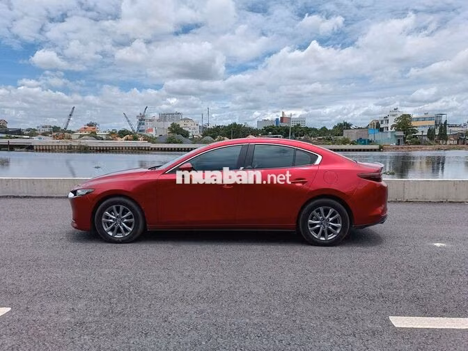 Mazda 3 Luxury 2024 màu đỏ 19.000 km