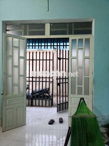 nhà c4 dọn vào ở ngay tặng máy lạnh