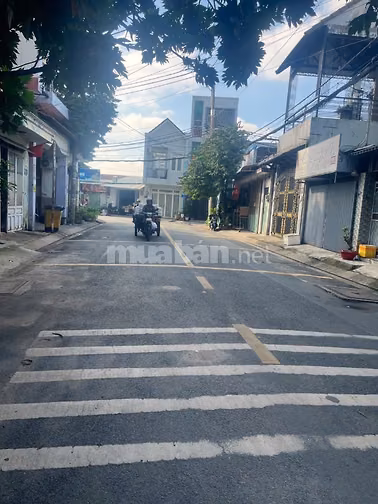 Chủ nhà gấp bán nhà DT 76m2 đúc 2 tầng MT đường ĐHT17 giáp GV giá 5ty5