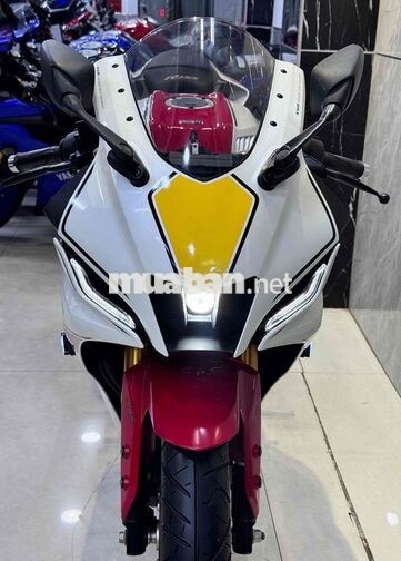 Yamaha R15M Kỷ niệm 60 năm Trắng, Đỏ 1.800 km